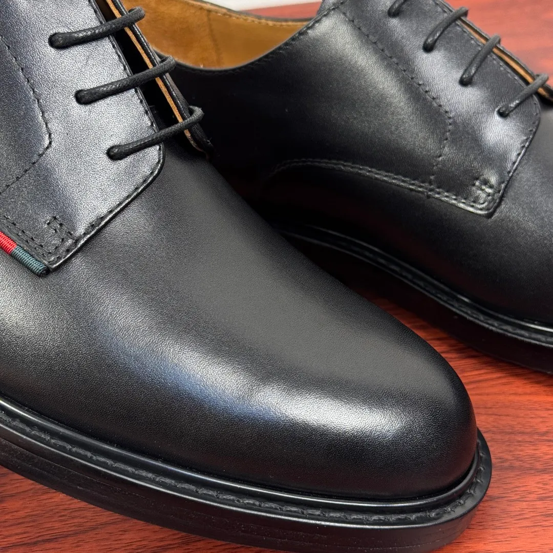 Batch 980 Gucci/Gucci new autumn men's lace-up derby shoes! Crafted from smooth, glossy cow leather, these lace-up shoes have an elegant and sophisticated silhouette that reflects the brand's classic elegance. European style last type Precisely cut upper from a whole piece of leather High-quality leather material with full texture Excellent gloss Excellent toughness, classic red and green webbing decoration Layered splicing design style, loose sneakers Native dyed calfskin lining Uniform and fine perforations, soft and comfortable Thickened leather outsole, composite rubber sole at the heel, excellent foot comfort, wear-resistant and non-slip, the first choice for light luxury, versatile for the foot, comes with a full set of packaging! Size: 39-40-41-42-43-44 leather shoe size (can be customized to 38.45.46) Item number: 812142 Cowhide